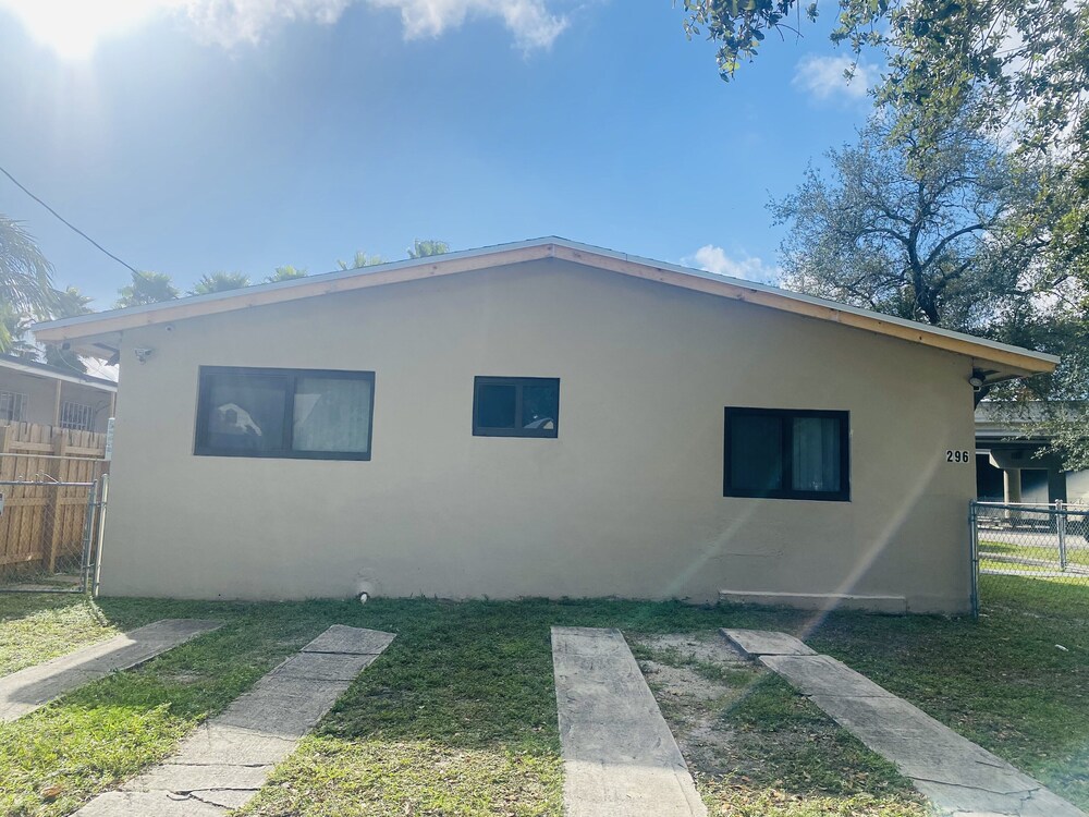 Wynwood (298) 2bedrooms/ 2baths/ 5beds
