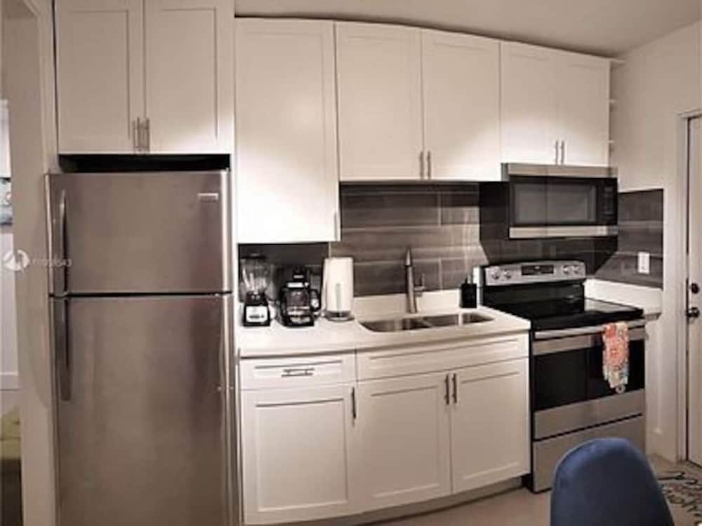 Wynwood (298) 2bedrooms/ 2baths/ 5beds