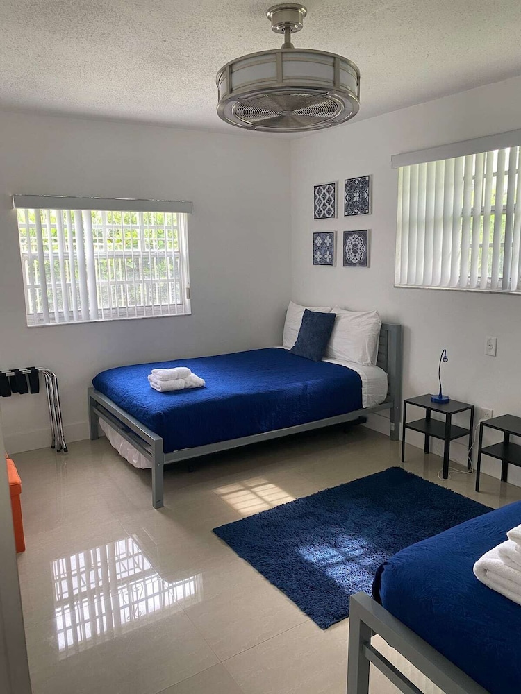 Wynwood (298) 2bedrooms/ 2baths/ 5beds