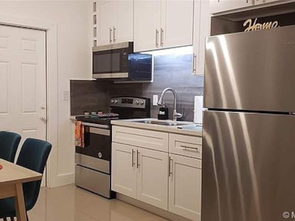 Wynwood (298) 2bedrooms/ 2baths/ 5beds