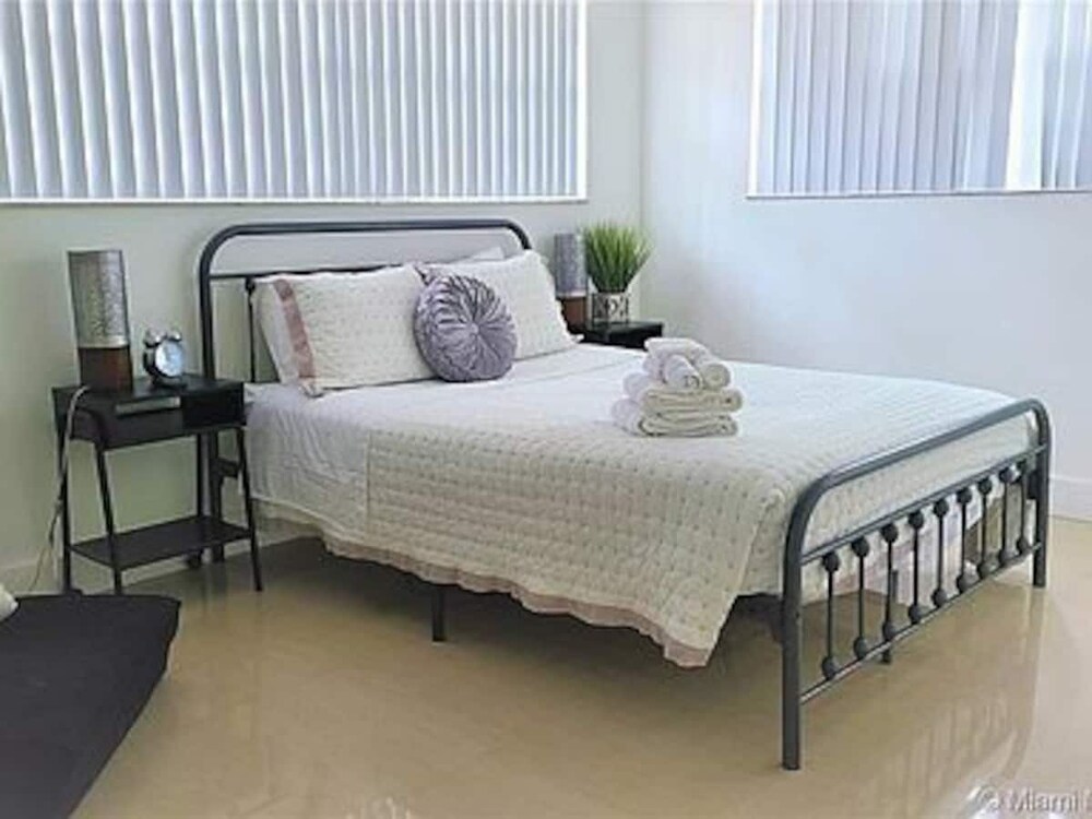 Wynwood (298) 2bedrooms/ 2baths/ 5beds