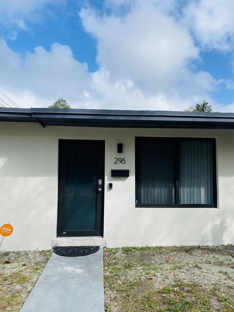 Wynwood (298) 2bedrooms/ 2baths/ 5beds