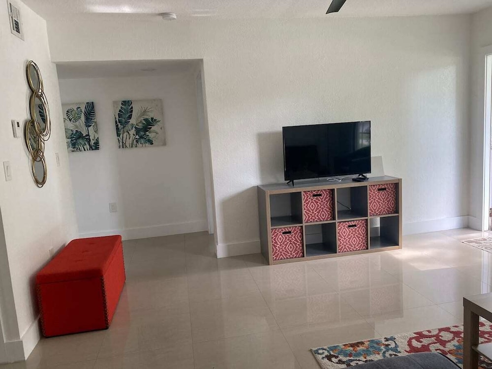 Wynwood (298) 2bedrooms/ 2baths/ 5beds