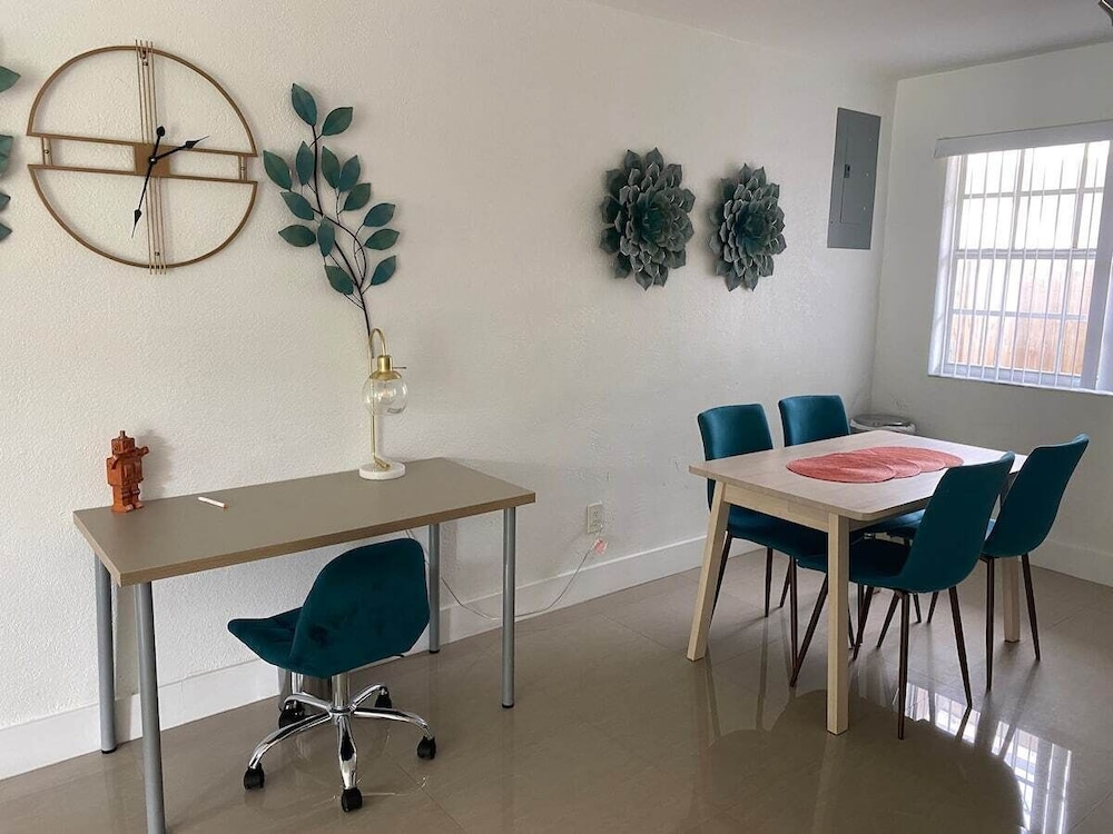 Wynwood (298) 2bedrooms/ 2baths/ 5beds