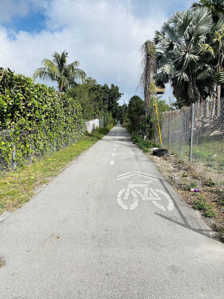 Wynwood (298) 2bedrooms/ 2baths/ 5beds