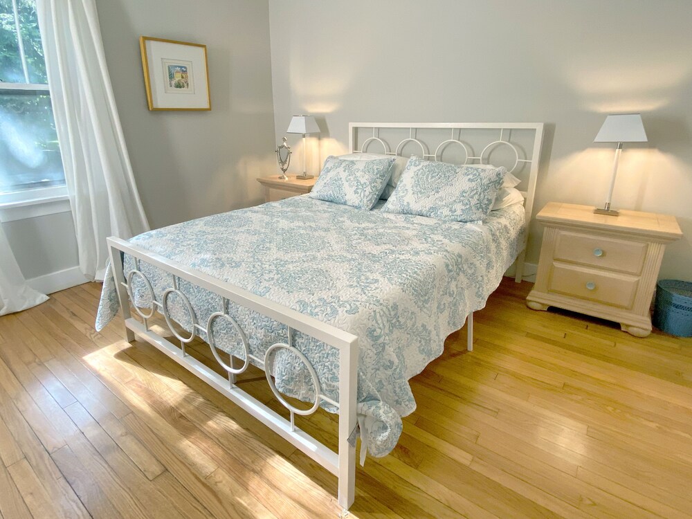 Spacious 3story home near Warren Dunes great for families. Pet