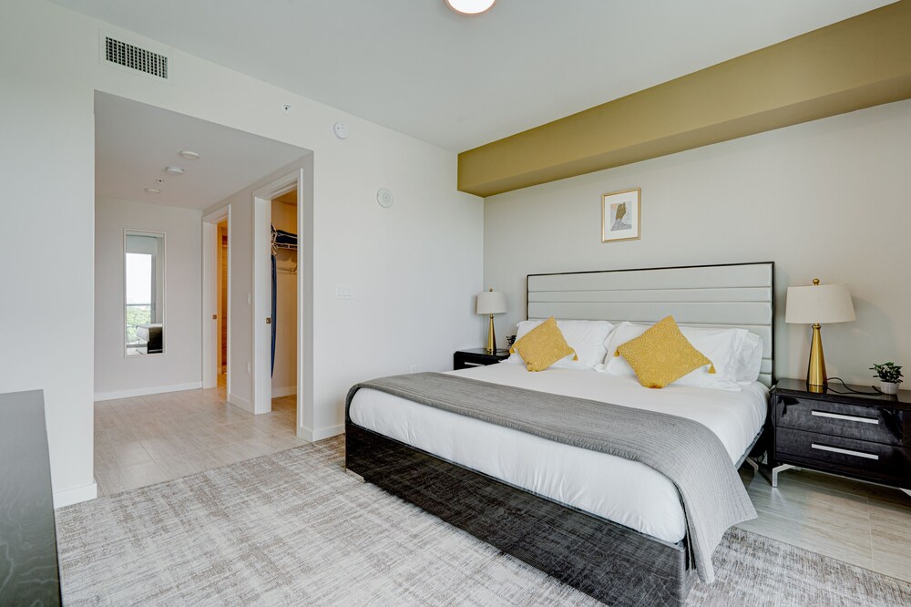 AA913 DESIGN DISTRICT, LUXURY BAYVIEW