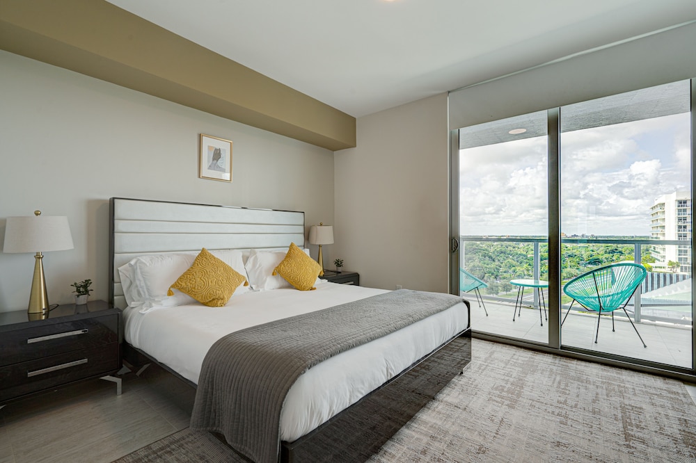 AA913 DESIGN DISTRICT, LUXURY BAYVIEW