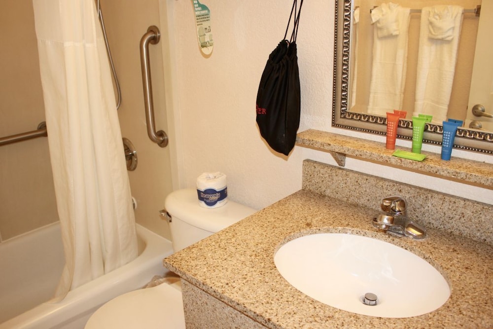 Three Waterfront 1BR Unit, Pool, Next to Port, Parking