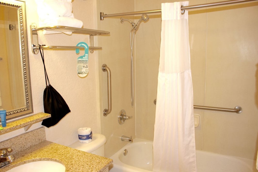 Three Waterfront 1BR Unit, Pool, Next to Port, Parking