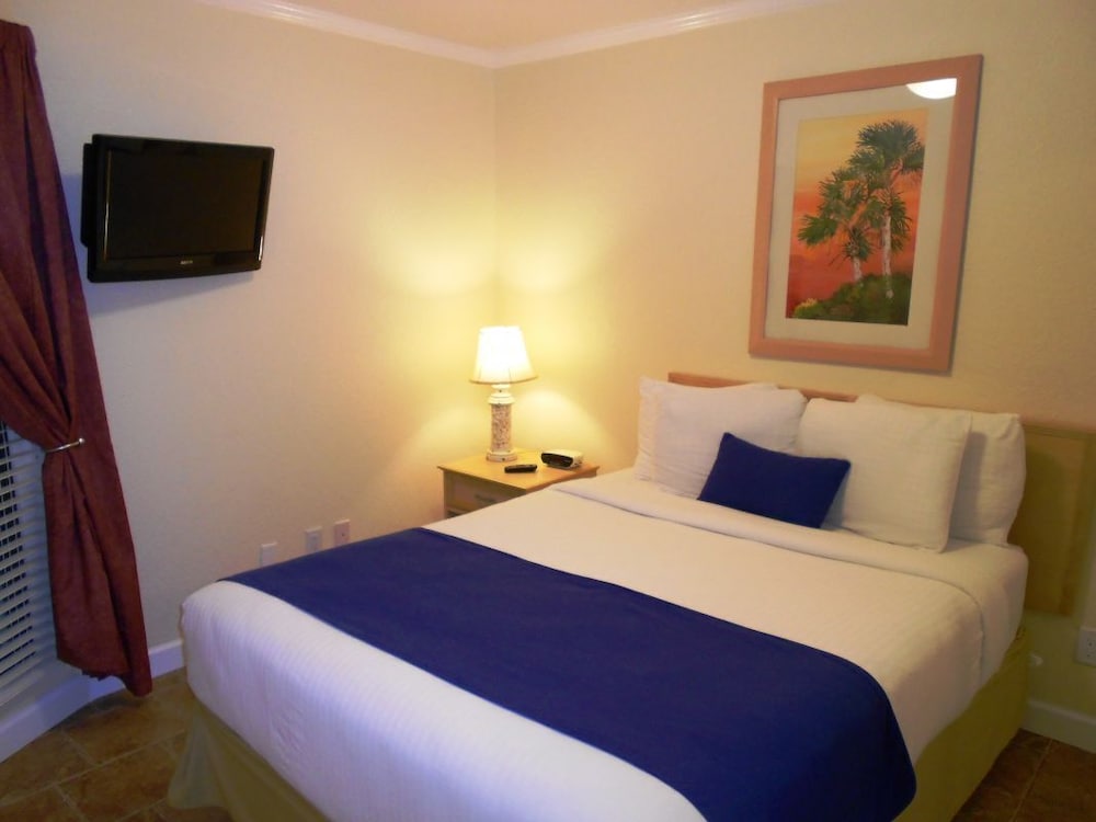 Three Waterfront 1BR Unit, Pool, Next to Port, Parking