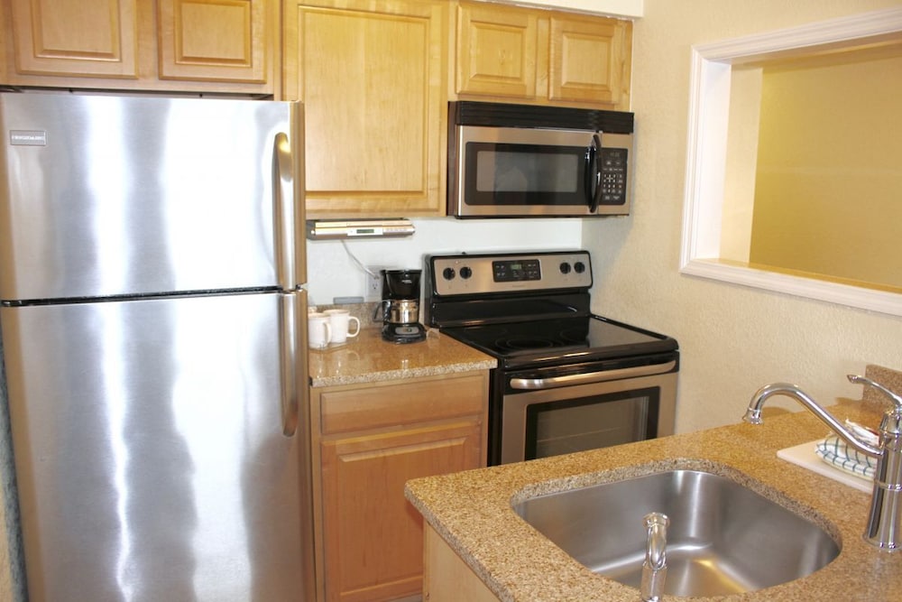 FOUR WATERFRONT 1BR UNITS! POOL, BBQ, NEXT TO PORT