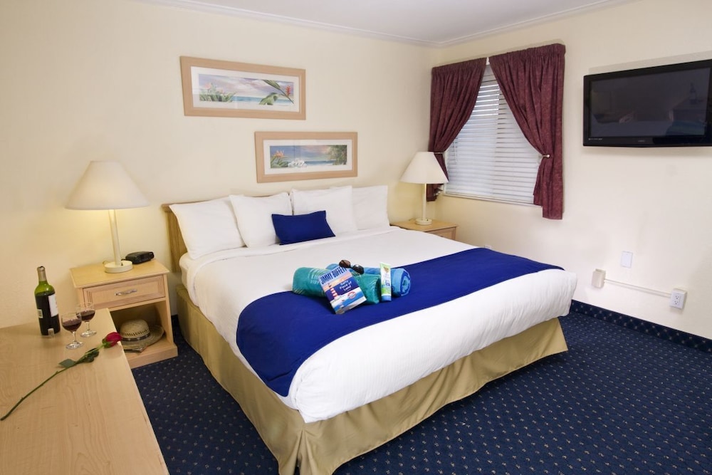 FOUR WATERFRONT 1BR UNITS! POOL, BBQ, NEXT TO PORT