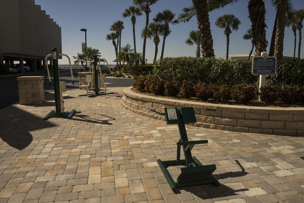 FOUR WATERFRONT 1BR UNITS! POOL, BBQ, NEXT TO PORT