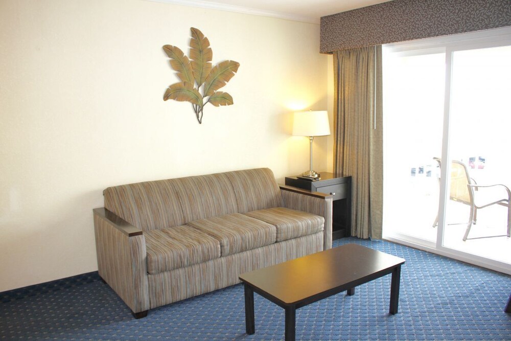 FOUR WATERFRONT 1BR UNITS! POOL, BBQ, NEXT TO PORT