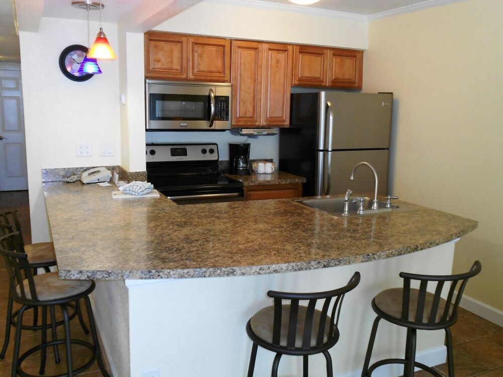 FOUR WATERFRONT 1BR UNITS! POOL, BBQ, NEXT TO PORT