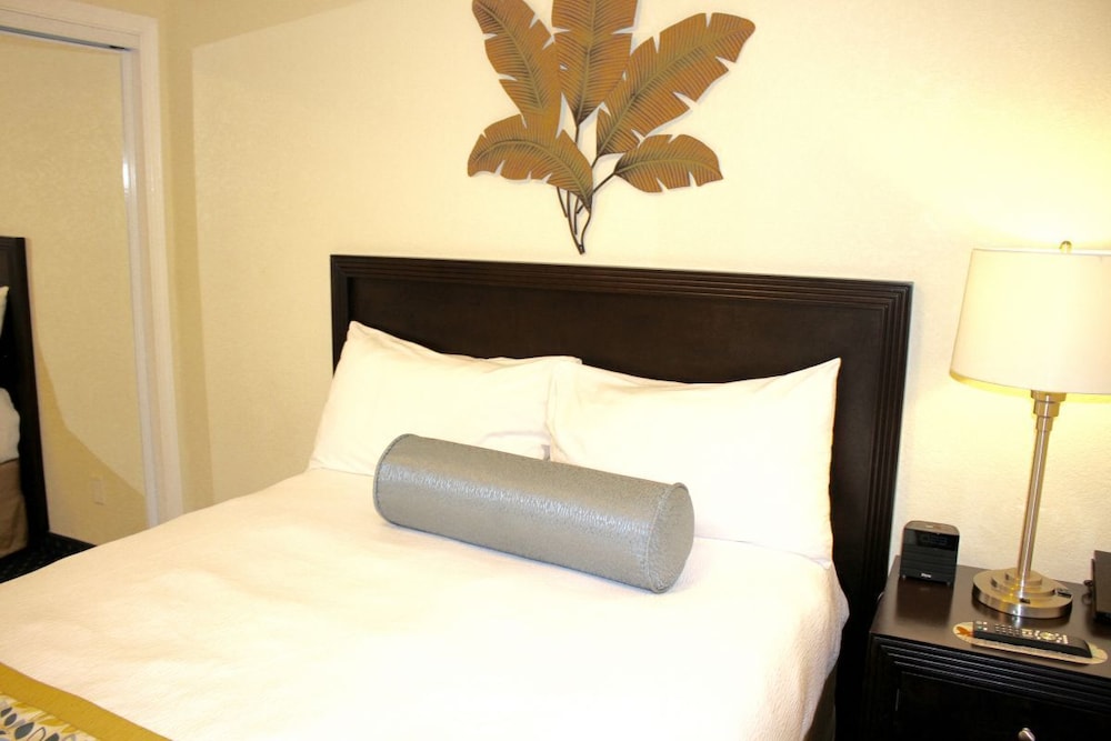 FOUR WATERFRONT 1BR UNITS! POOL, BBQ, NEXT TO PORT