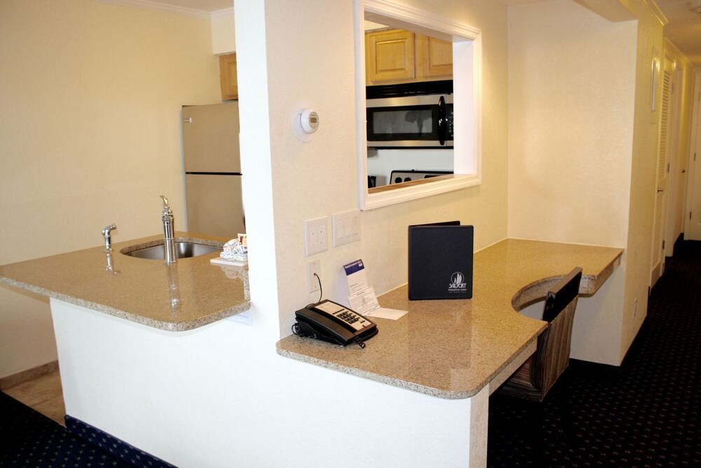 FOUR WATERFRONT 1BR UNITS! POOL, BBQ, NEXT TO PORT