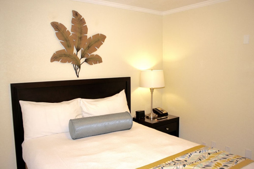 FOUR WATERFRONT 1BR UNITS! POOL, BBQ, NEXT TO PORT