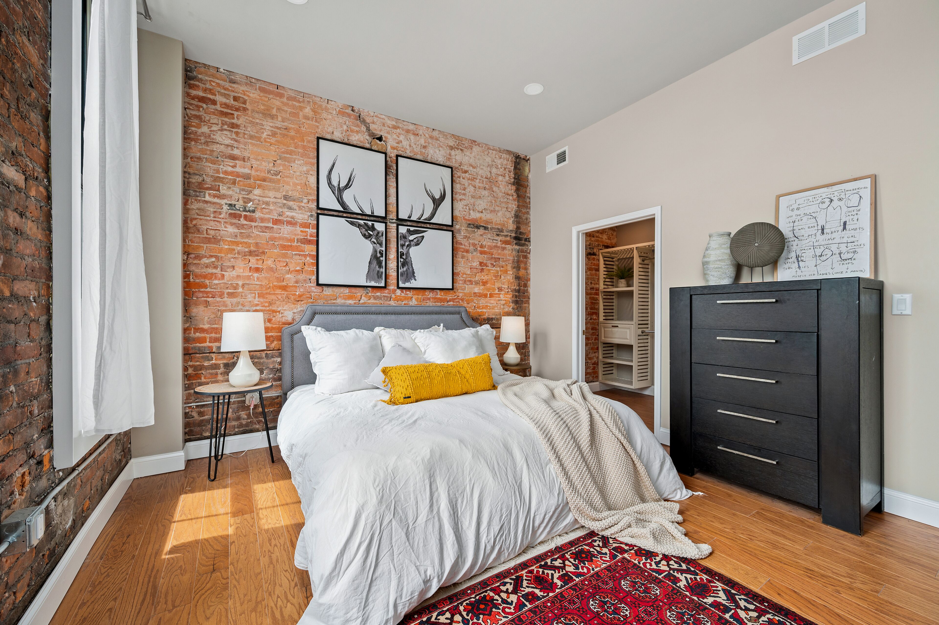 Casa De Villa Prima HOT TUB & Terrace.<br>Enjoy downtown Armory Square in Syracuse, United States