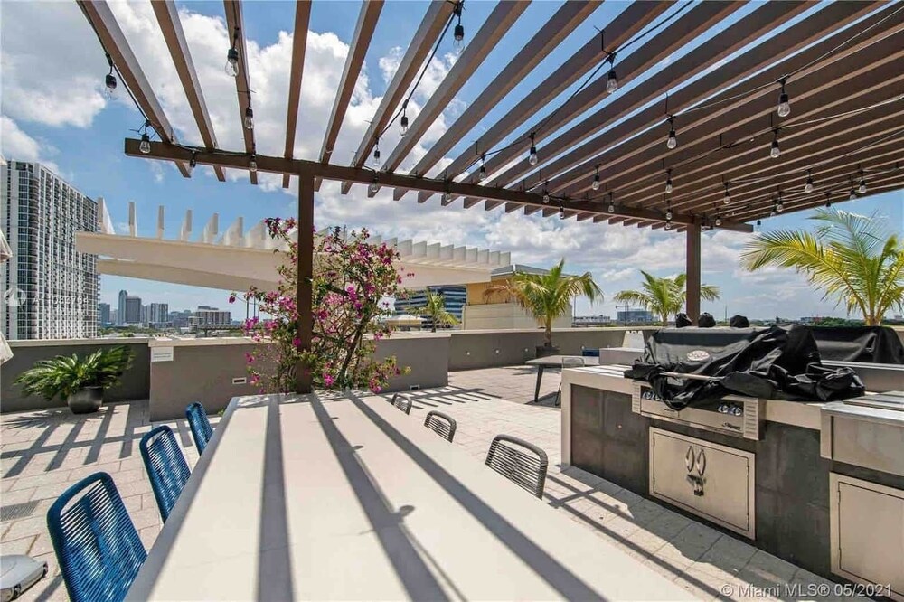 Luxurious Miami  Condo....with FREE ATTACHED  PARKING!