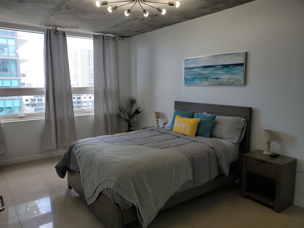 Luxurious Miami  Condo....with FREE ATTACHED  PARKING!