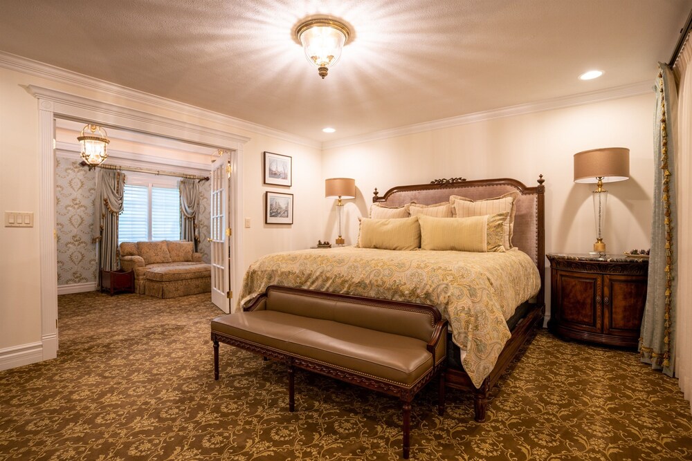 This Cobbleston MidCentury Home Offers 4 Bedrooms on One Level