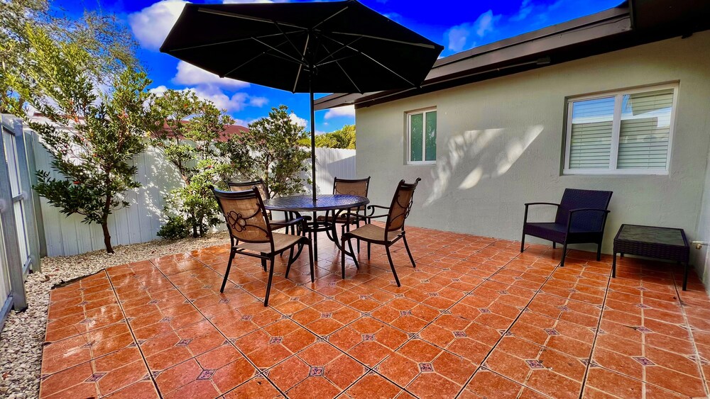 Balcony, Villa Capri | Cozy Cottage in the hart of Miami