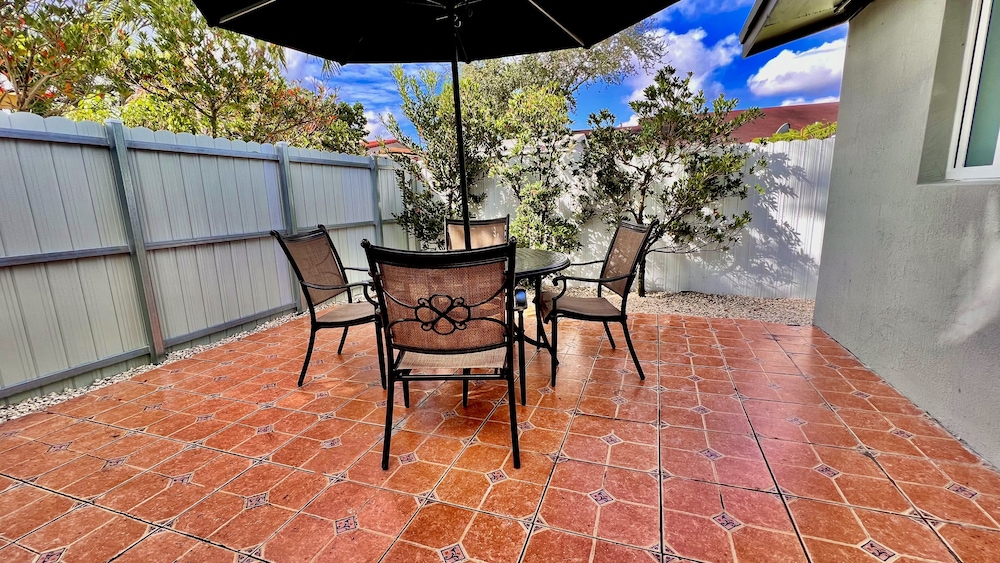 Balcony, Villa Capri | Cozy Cottage in the hart of Miami