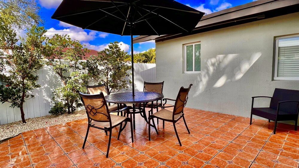 Balcony, Villa Capri | Cozy Cottage in the hart of Miami