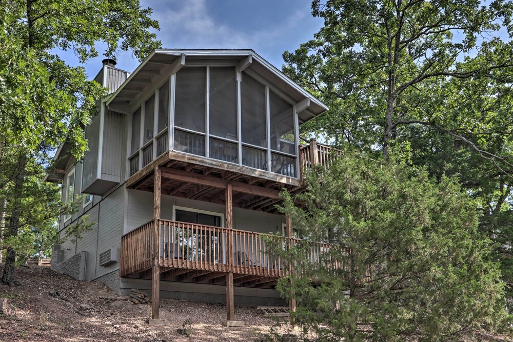 Ozarks Cabin w/ Screened Porch + Resort Perks!, Osage Beach, MO