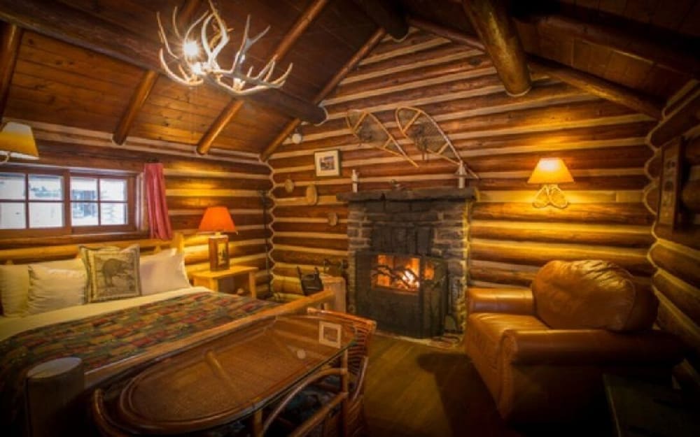 Historic LOG CABIN Queen Bed, Wood Burning Fireplace Castle Junction Vrbo