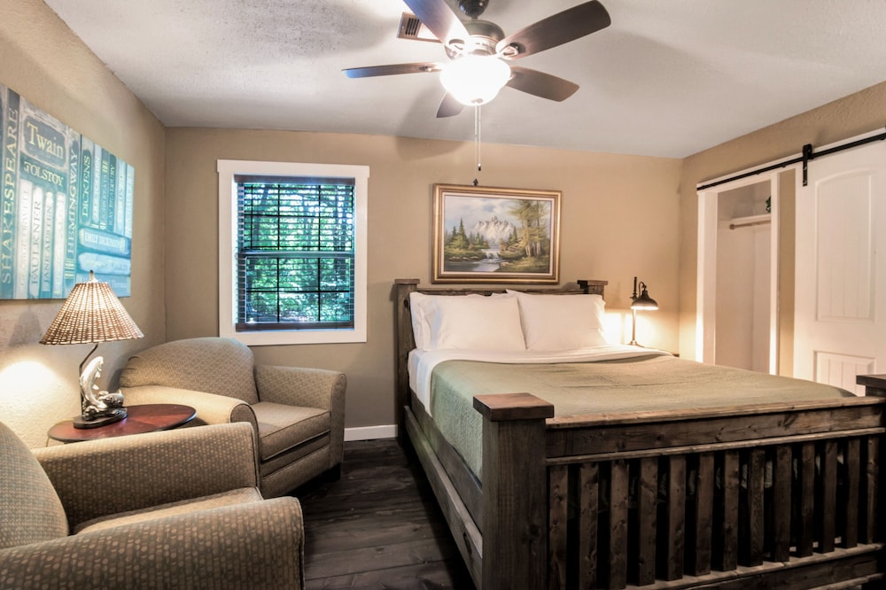 Lake Texoma Hidden cabin in the woods near Creek Marina Marshall County Vrbo