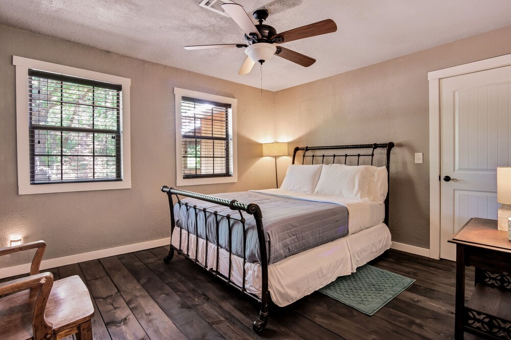 Lake Texoma Hidden cabin in the woods near Creek Marina Deals & Reviews (Kingston