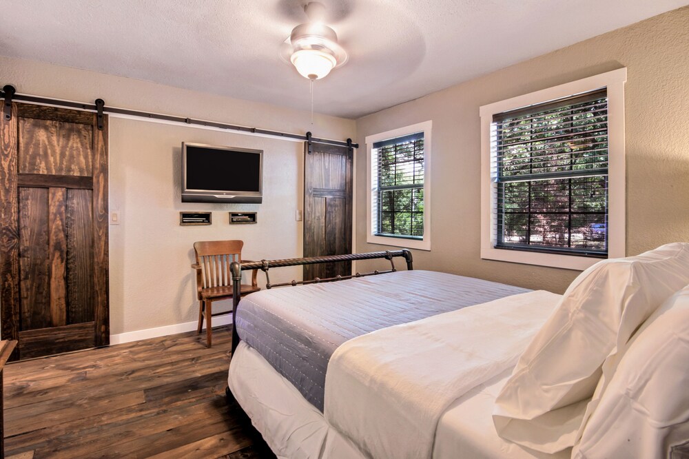 Lake Texoma Hidden cabin in the woods near Creek Marina Deals & Reviews (Kingston