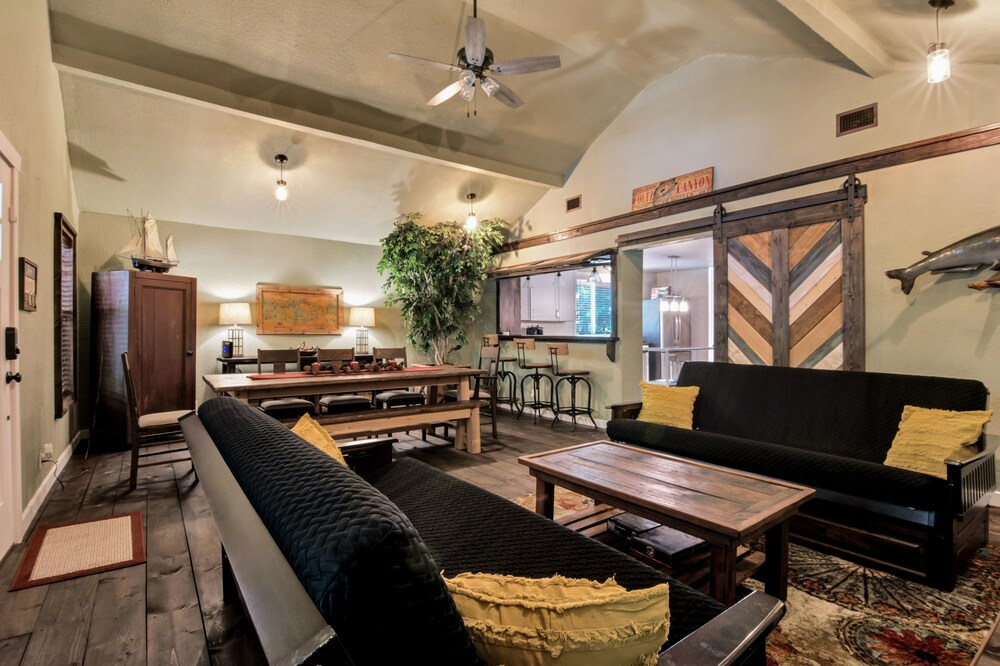 Lake Texoma Hidden cabin in the woods near Creek Marina Deals & Reviews (Kingston