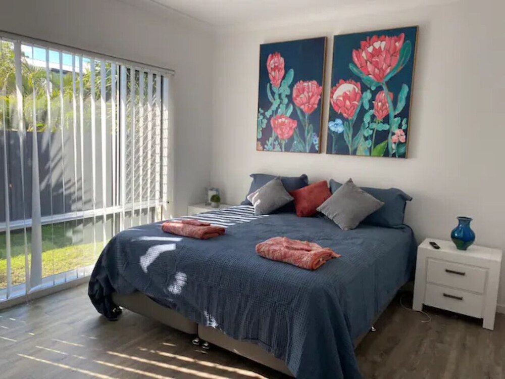 Beachside, Pet friendly, newly furnished air conditioned family holiday