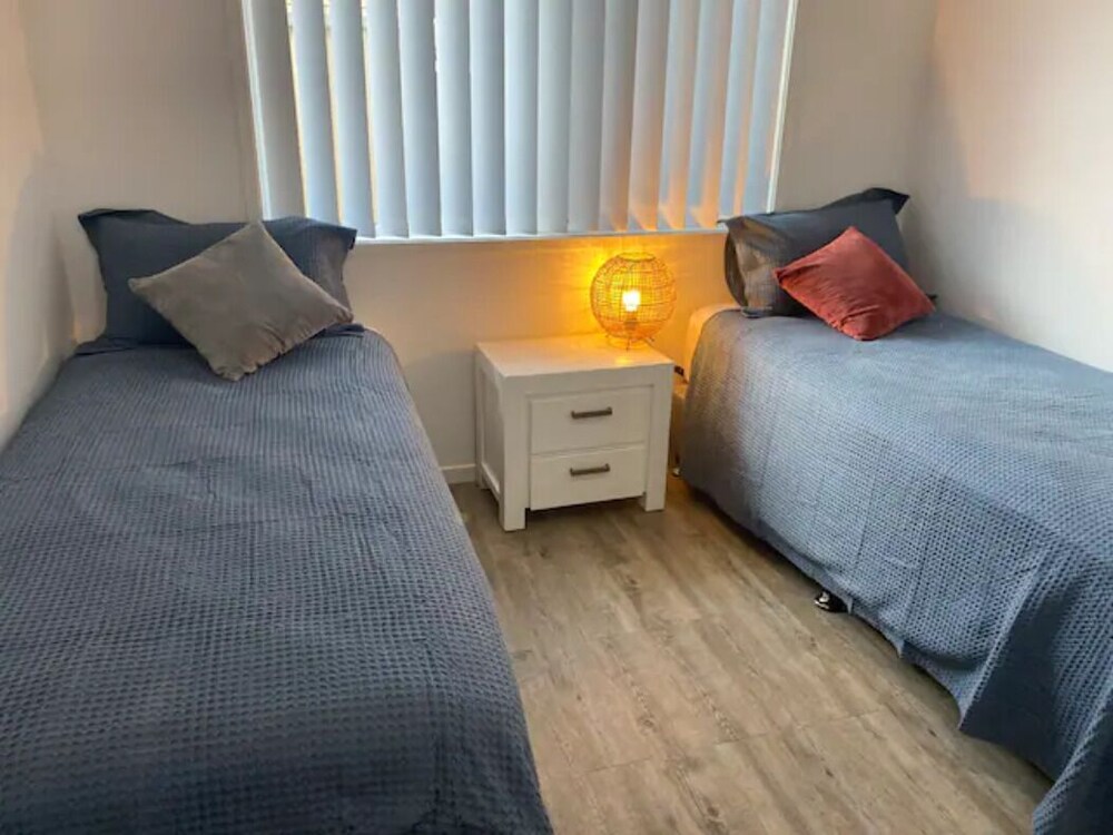 Beachside, Pet friendly, newly furnished air conditioned family holiday