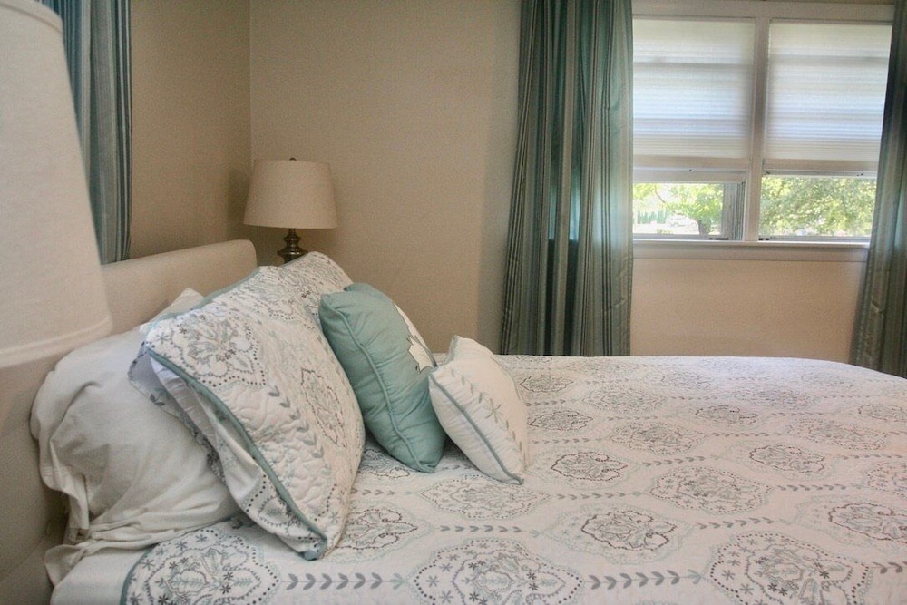 Five bedroom, Pet Friendly, Fenced Yard Narragansett Vrbo