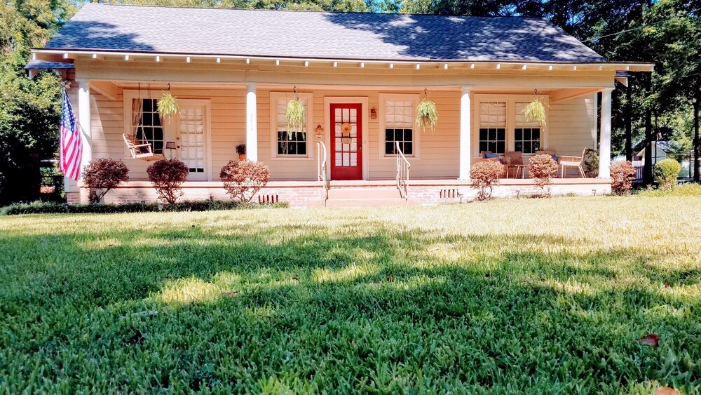 Historic 2-Bedroom Cloverdale Cottage