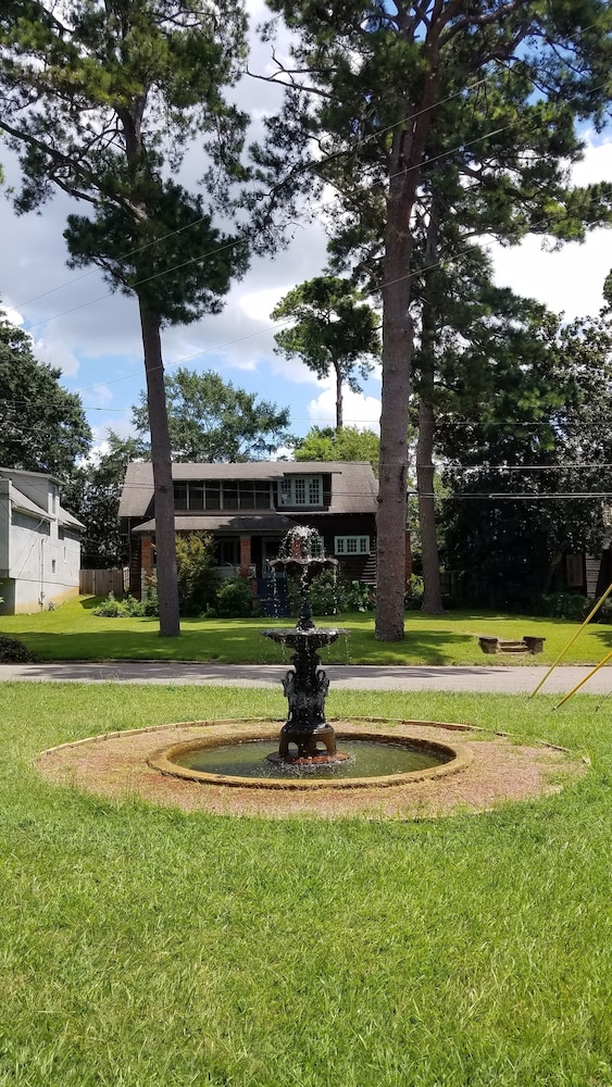 Historic 2-Bedroom Cloverdale Cottage