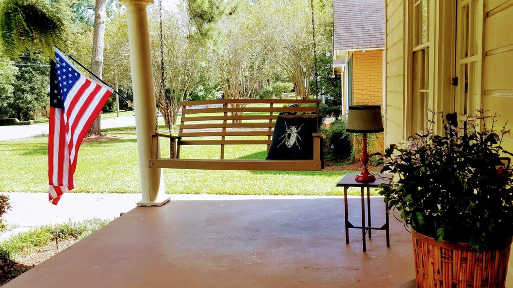 Historic 2-Bedroom Cloverdale Cottage