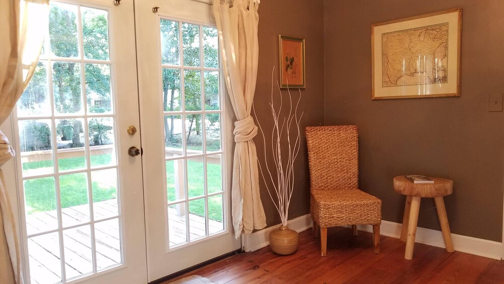 Historic 2-Bedroom Cloverdale Cottage
