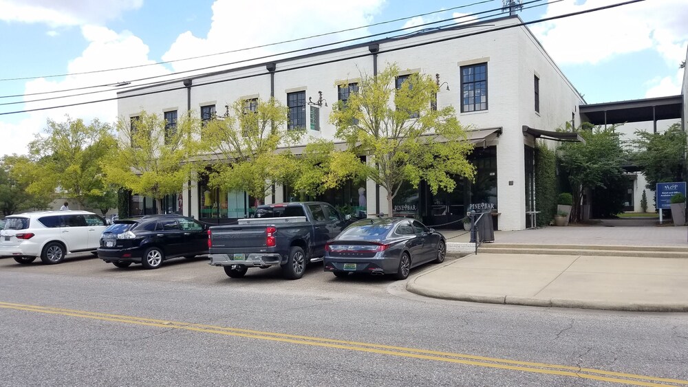 Historic 2-Bedroom Cloverdale Cottage