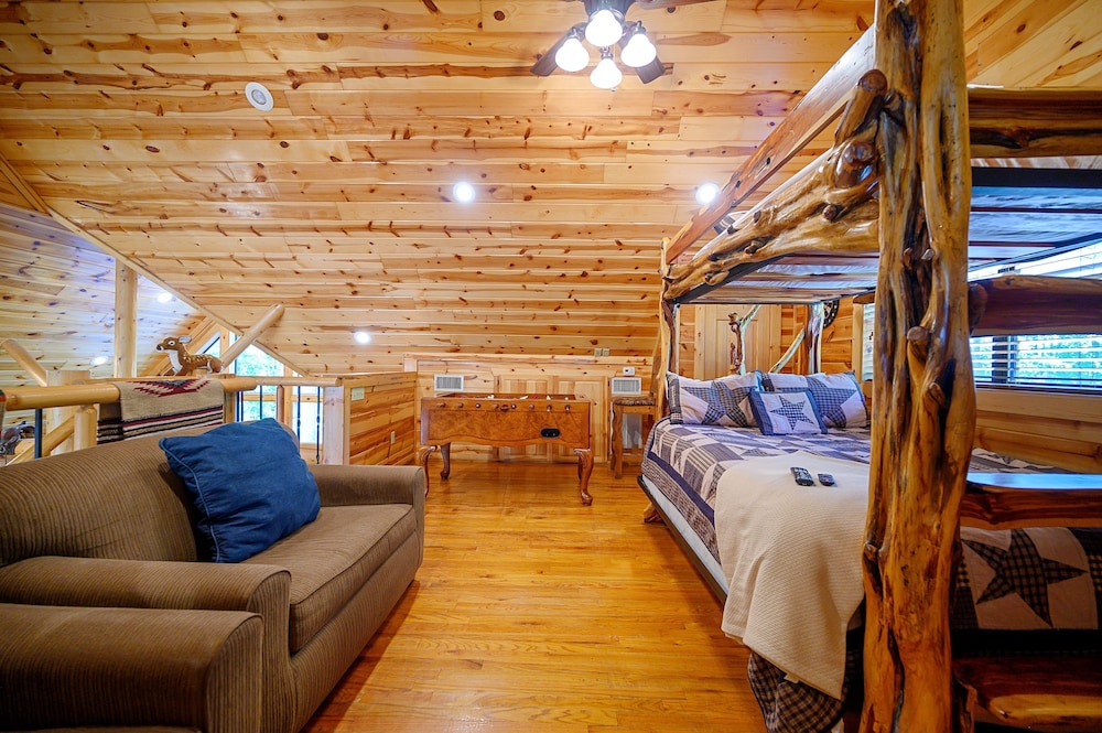 TEXAS 2 STEP Luxury Log Cabin at the Entrance to Beavers Bend State