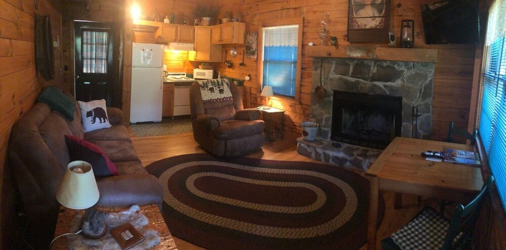 Beautiful log cabin, spectacular views and close to everything! Cabin #1