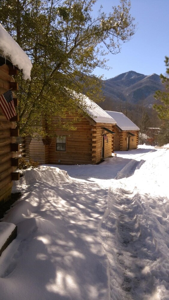 Beautiful log cabin, spectacular views and close to everything! Cabin #1