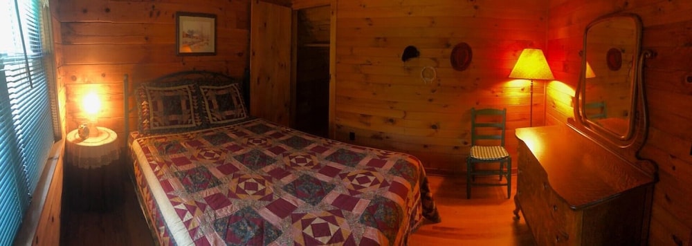 Beautiful log cabin, spectacular views and close to everything! Cabin #1