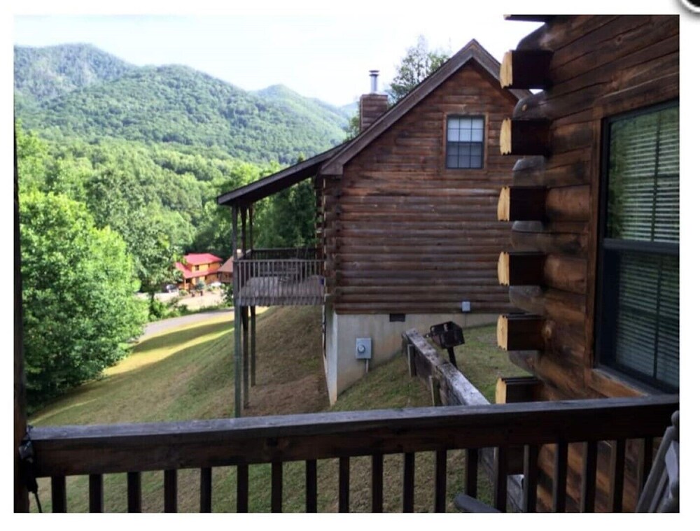 Beautiful log cabin, spectacular views and close to everything! Cabin #1