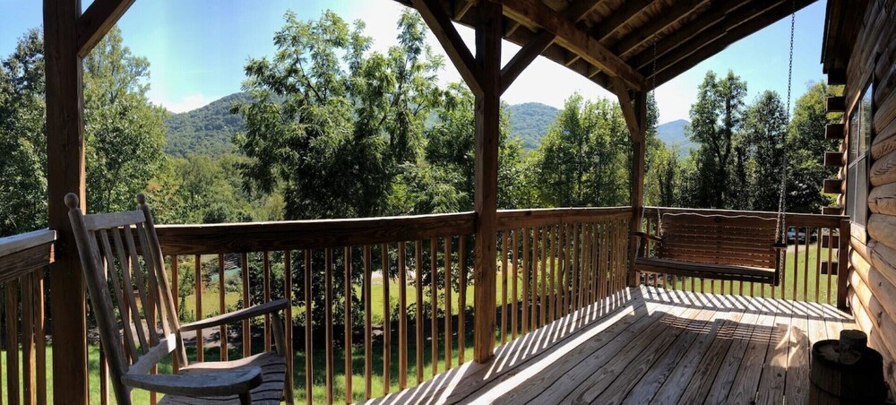 Beautiful log cabin, spectacular views and close to everything! Cabin #1